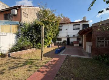 Casa · 240m² · 5 Ambientes · 2 Cocheras · Casa Al Frente con Jardín y Cochera