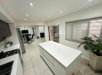 Casa · 116m² · 5 Ambientes · 1 Cochera · Venta Casa 5 Ambientes Refaccionada en Lanus Este