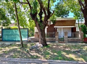 Casa de 4 ambientes, Roldán · Alquiler Casa Amoblada de 2 Dorm. con Jardín y Pileta en Roldán