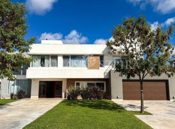Casa · 370m² · 6 Ambientes · 2 Cocheras · Propiedad en Terravista 5 Ambientes