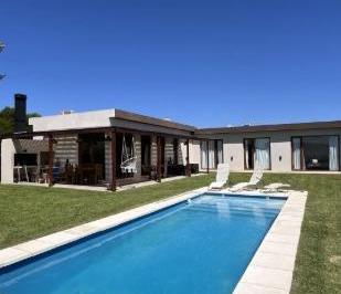 Casa · 210m² · 5 Ambientes · 2 Cocheras · Venta Casa en San Sebastian Area 6 5 Ambientes