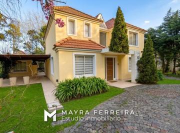 Casa · 218m² · 6 Ambientes · 1 Cochera · Casa 6 Ambientes en Venta en Solar del Bosque - Apto Credito