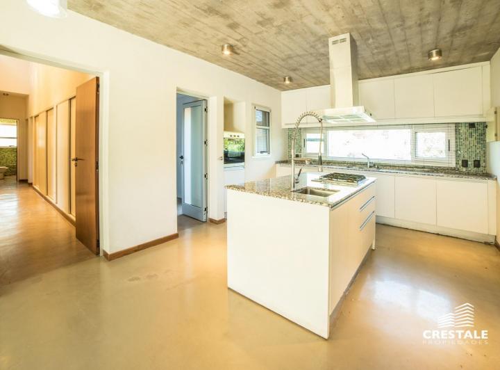 Casa · 230m² · 5 Ambientes · 2 Cocheras