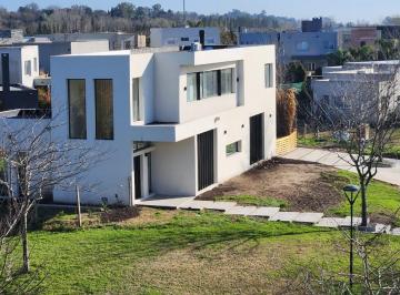 Casa · 200m² · 4 Ambientes · 1 Cochera · Casa en Venta Barrio Canton Islas 3 Dorm. Lote Interno