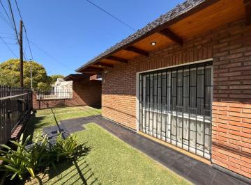 Casa de 4 ambientes, Córdoba · Apta Crédito - Venta Casa 3 Dorm. Cochera P/3 Autos - 193 m² Cub 250 m² Terr - m Córdoba Shopping