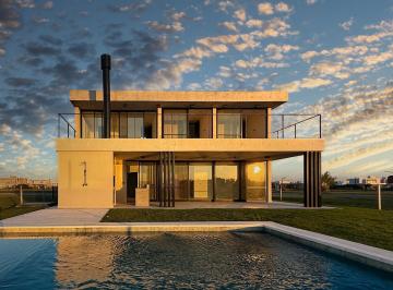 Casa · 201m² · 5 Ambientes · 6 Cocheras · Casa en Venta - Magallanes