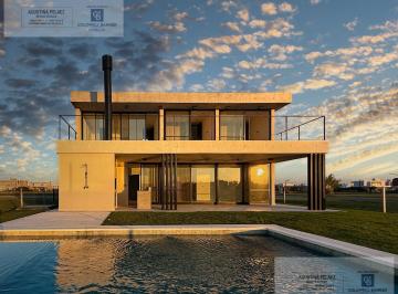 Casa · 201m² · 5 Ambientes · 6 Cocheras · Casa en Venta - Magallanes