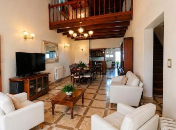 Casa · 203m² · 6 Ambientes · Venta Casa 3/4 Dorm Terraza y Patio - Apta Banco - 32 Entre 134 y 134 Bis La Plata