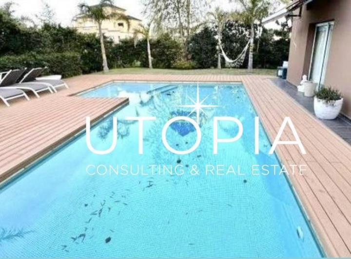 Casa · 230m² · 6 Ambientes · 5 Cocheras