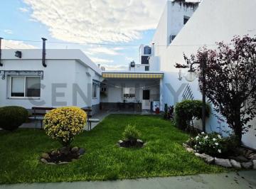 Casa · 130m² · 4 Ambientes · 2 Cocheras · Venta Casa 4 Amb Jardin/cochera Ramos Permuta