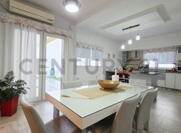 Casa · 130m² · 4 Ambientes · 2 Cocheras · Venta Casa 4 Amb Jardin/cochera Ramos Permuta