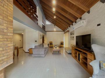 Casa · 336m² · 6 Ambientes · Se Vende Casa en Villa Nueva, 3 Hab, Piscina