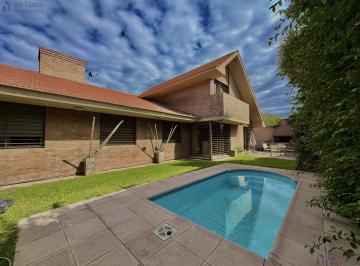 Casa · 336m² · 6 Ambientes · 3 Hab/ 3 Banos/ Piscina/cochera Doble