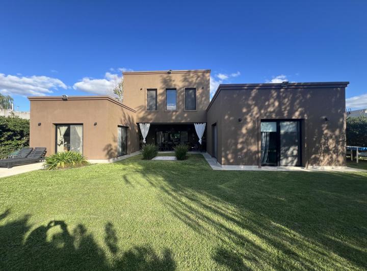 Casa · 750m² · 6 Ambientes · 1 Cochera