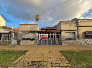 Casa · 105m² · 4 Ambientes · 1 Cochera · Casa en Venta en Caseros, Tres de Febrero, G. B. a. Zona Oeste