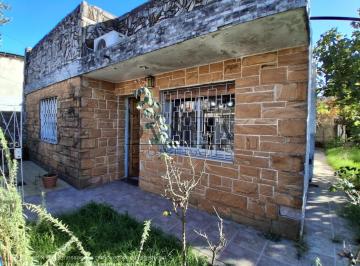 Casa · 235m² · 4 Ambientes · Casa en Venta en Moron Sur. Baradero y Arana. Moron Sur.