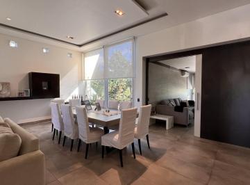 Casa · 329m² · 7 Ambientes · 2 Cocheras · Casa en Venta de Chacras de Coria