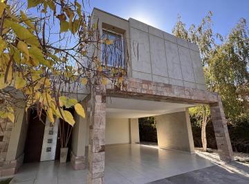 Casa · 329m² · 7 Ambientes · 2 Cocheras · Casa en Venta de Chacras de Coria