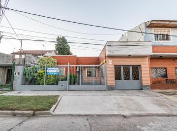 Casa · 182m² · 5 Ambientes · 3 Cocheras · Venta Casa de 5 Ambientes 2 Baños 3 Cocheras Fondo Jardín Quincho Terraza en Villa Ballester