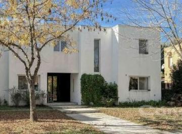 Casa · 234m² · 7 Ambientes · 2 Cocheras · Casa de 4 Dorm. en Santa Clara