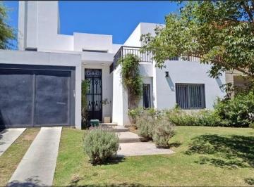 Casa · 310m² · 5 Ambientes · 2 Cocheras · Casa de Categoria en Riberas de Manantiales 4 Dorm.