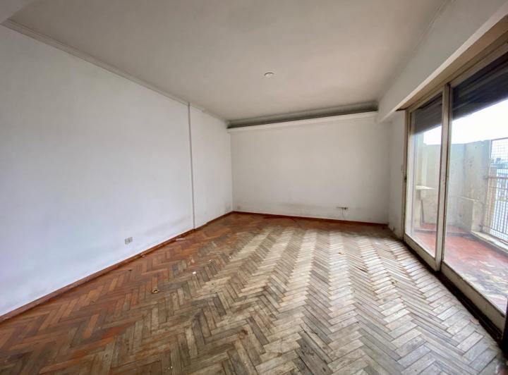 Venta Departamento Tres Ambientes con Baulera Caballito
