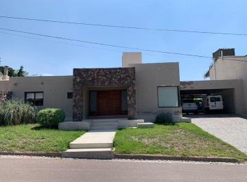Casa de 6 ambientes, El Challao · Amplia Casa con Quincho y Piscina en El Challao