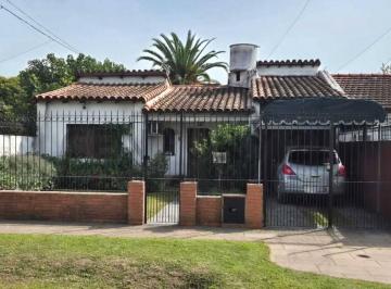 Casa · 149m² · 3 Dormitorios · 3 Cocheras · Casa Quinta 5 Ambientes C/cochera/2 Baños/pileta/quincho/juego Para Niños. Paso del Rey