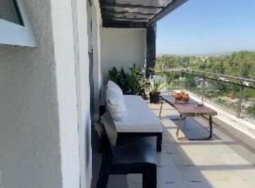Casa · 135m² · 8 Ambientes · 1 Cochera · Alquiler en Casonas del Golf