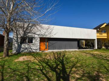 Casa · 180m² · 5 Ambientes · 1 Cochera · Casa de 3 Dorm. con Jardin