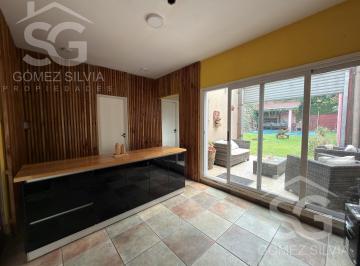Casa · 400m² · 4 Ambientes · 1 Cochera · Alquiler Casa en Castelar, 4 Ambientes, 3 Dorm., Pileta, Fondo y Garaje