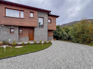 Casa · 141m² · 5 Ambientes · 1 Cochera · Casa a Estrenar en Arelauquen 4 Dorm.