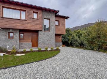 Casa · 141m² · 5 Ambientes · 1 Cochera · Casa a Estrenar en Arelauquen 4 Dorm.