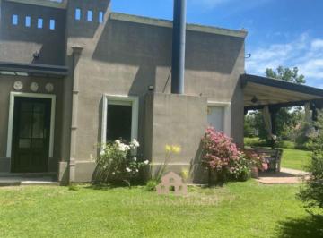 Casa de 4 ambientes, Luján · Elegante Casa Estilo Campo en Venta
