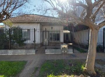 Casa · 113m² · 3 Ambientes · 1 Cochera · Casa en Venta 3 Ambientes Apta Crédito, con Cochera y Patio en Quilmes Oeste