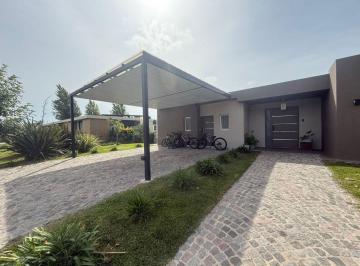 Casa de 5 ambientes, General Rodríguez · Excelente Propiedad en Club de Campo 5 Ambientes