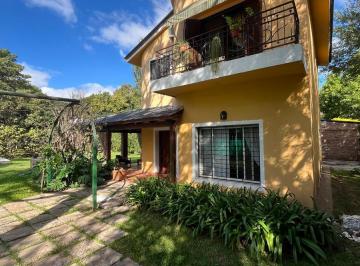 Casa · 206m² · 5 Ambientes · 2 Cocheras · Propiedad en Venta - Adolfo Saldias Al 2600, Funes - 3 Dorm..