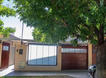 Casa · 256m² · 8 Ambientes · 2 Cocheras · Casa - Capitan Bermudez