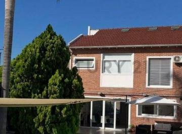 Casa · 180m² · 4 Ambientes · 2 Cocheras · Casa de 4 Ambientes en Venta Ramos Mejia con Pileta y Cochera