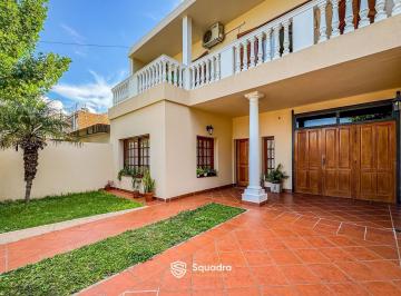Casa · 178m² · 6 Ambientes · 3 Cocheras · Venta - Casa de 4 Dorm., Jardín y Piscina - La Florida, Rosario.
