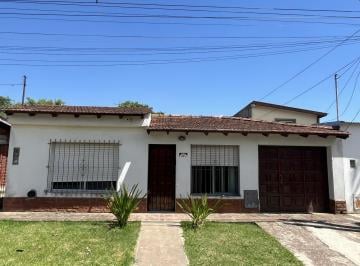 Casa · 176m² · 4 Ambientes · 1 Cochera · Casa con Depto Al Fondo Sobre Calle Santa Fe
