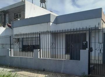 Casa de 4 ambientes, Capitán Bermúdez · Casa con 300 m² en Alquiler, 2 Dorm. en Capitán Bermúdez