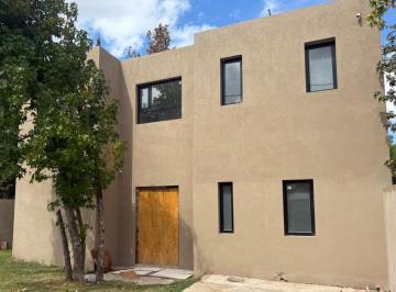 Casa · 125m² · 4 Ambientes · 2 Cocheras · Venta Casa Barrio Semicerrado San Jeronimo Bajas Expensas Lote Interno 4 Amb Pileta Financia Dueño