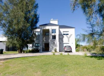 Casa · 147m² · 5 Ambientes · 2 Cocheras · Casa en Venta en Altos de Brandsen