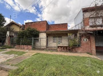 Casa · 131m² · 4 Ambientes · Casa en Venta a Refaccionar en Villa Ballester Lote 213 m²