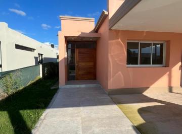 Casa · 130m² · 3 Dormitorios · 1 Cochera · Casa en Los Nogales