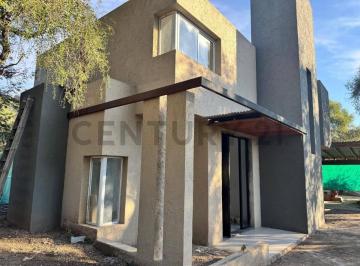 Casa · 360m² · 8 Ambientes · 1 Cochera · Residencia de Categoria en Country El Bosque - 3 Dorm.