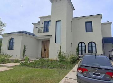 Casa · 239ha · 5 Ambientes · 3 Cocheras · Venta Casa 5 Ambientes 238,55 m² a Estrenar Barrio San Sebastián Pilar
