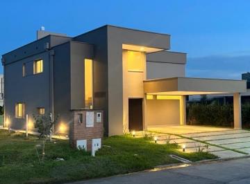 Casa · 390m² · 2 Ambientes · 2 Cocheras · Casa - Cevil Redondo