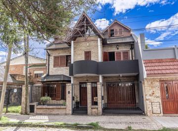 Casa · 315m² · 4 Dormitorios · 3 Cocheras · H de L Aquintana 80 Bis Venta Casa 4 Dorm. en Rosario